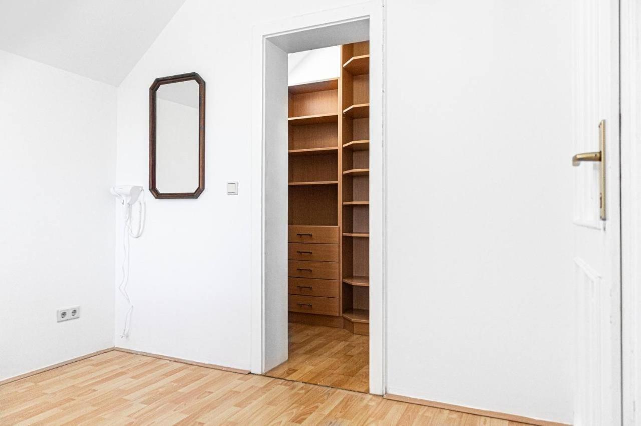 Willa X Mar 2024 Comfortable In A Beautiful House Gd